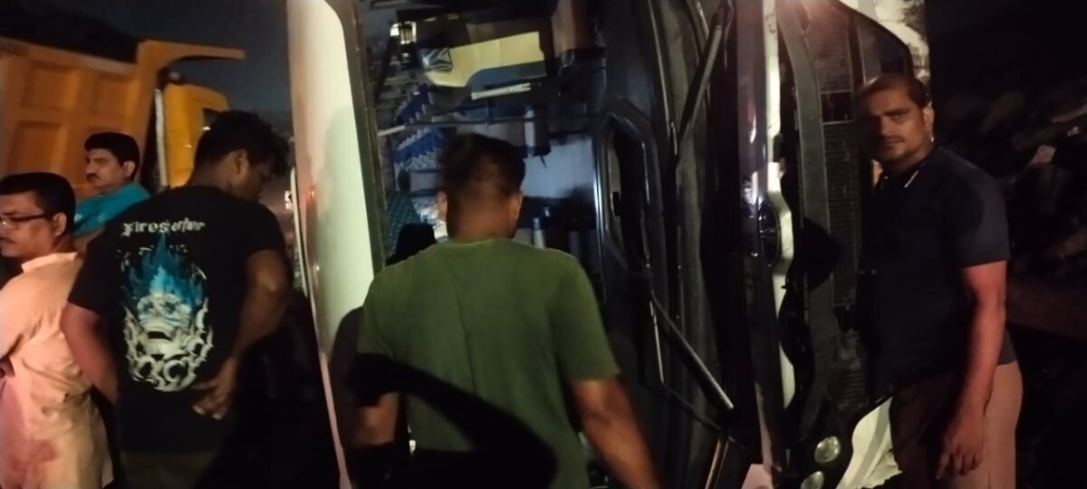 दीपका खदान में हुआ हादसा,कलिंगा कंपनी की शिफ्ट बस पलटी,नहीं हुई जनहानी